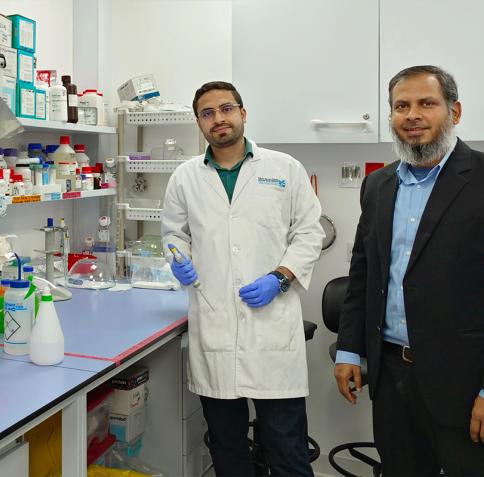 تعاون الدكتور بيسواس مع وسام أحمد، طالب الدكتوراه في برنامج العلوم البيولوجية والعلوم الطبية بكلية العلوم الصحية والحيوية، وباحثي جامعة ييل الأمريكية
