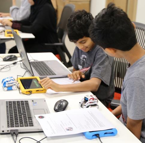 يساعد البرنامج الطلاب على تطوير مهاراتهم في الترميز والتفكير الحاسوبي