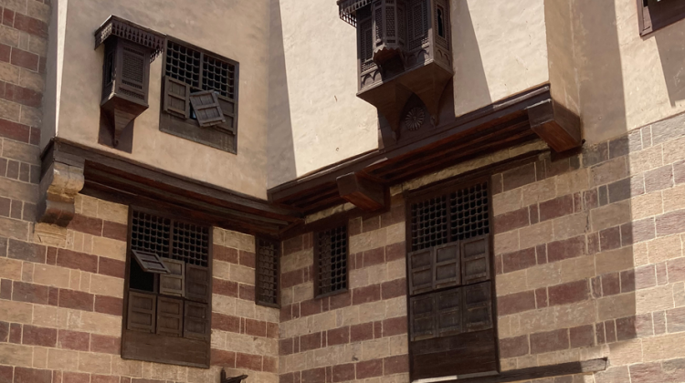 البيوت ذات الفناء في العصر المملوكي بمصر