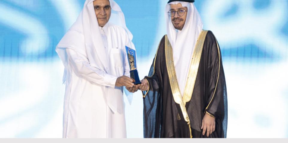 الدكتور أحمد المقرمد، المدير التنفيذي لمعهد قطر لبحوث الحوسبة، يستلم جائزة مجمع الملك سلمان العالمي للغة العربية 2023 بالنيابة عن فريق تقنية اللغة العربية