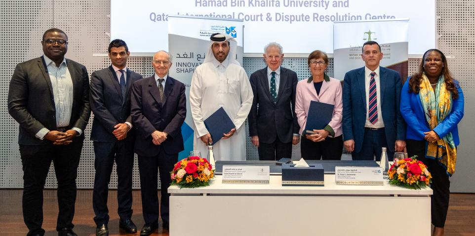 كلية القانون بجامعة حمد بن خليفة ومحكمة قطر الدولية ومركز تسوية المنازعات يوقعان مذكرة التفاهم.