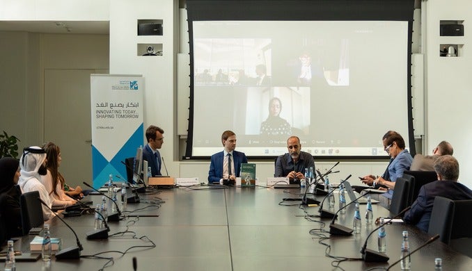 أستاذ في كلية القانون يشارك في تحرير كتاب "دليل البحوث في الصحة والذكاء الاصطناعي والقانون"